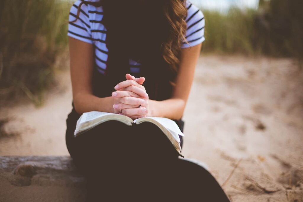 girl-praying-over-bible